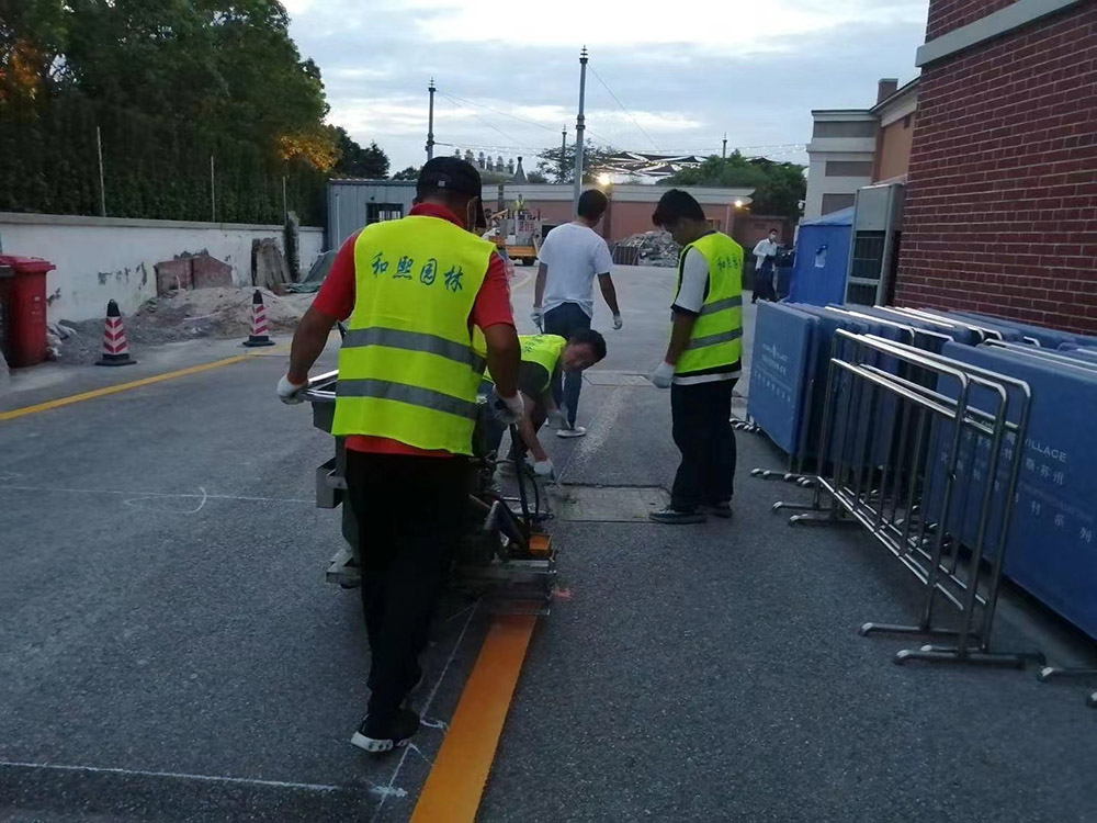 奕歐來購(gòu)物村道路劃線